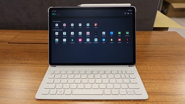AppGallery ve GBox ile uygulama kullanımı konusunda da hiçbir sorun yok.