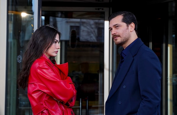 Çağatay Ulusoy ve Demet Özdemir’in başrolü paylaştığı dizi sürükleyici hikayesiyle merak uyandırıyor.