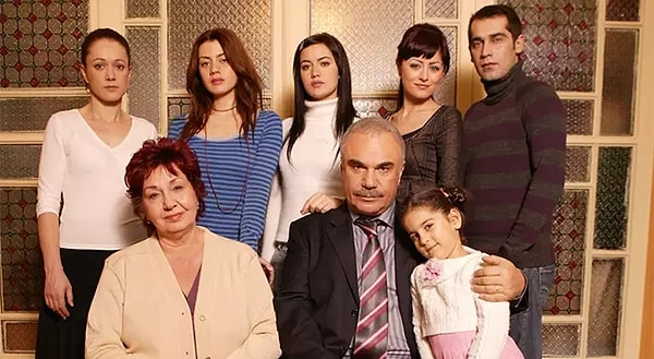 Yaprak Dökümü, yalnızca bir dizi olmanın ötesine geçerek, dönemin toplumsal yapısına da ayna tutmuştu.