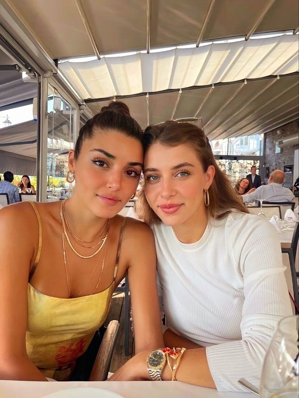 Hande Erçel, ekranlara ilk çıktığı zamanlarda da sosyal medyada ablası Gamze ile ilgili bol bol paylaşım yapıyordu.