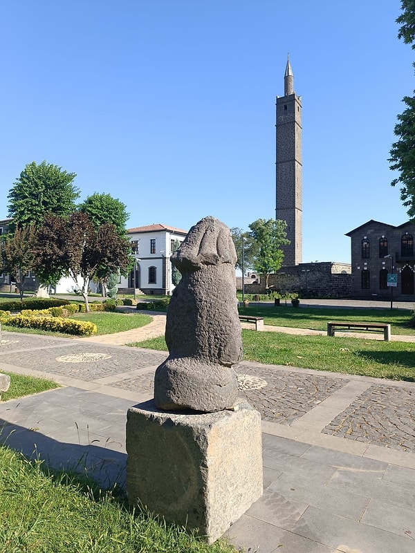 Tarihin en büyük ve en eski erkek cinsel organ heykeli Diyarbakır’da.
