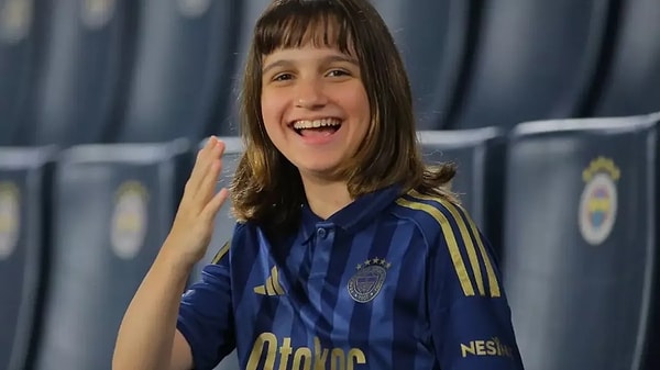 Fenerbahçelilerin göz bebeği olan Yaz Yıldırım hem statta hem de salonda Fenerbahçe'yi yalnız bırakmıyor.