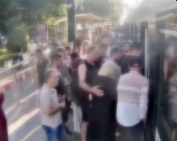 Sultanahmet Tramvay Durağı'nda Güven Timleri Şube Müdürlüğü ekipleri, durumundan şüphelendikleri kişiyi takibe aldı.