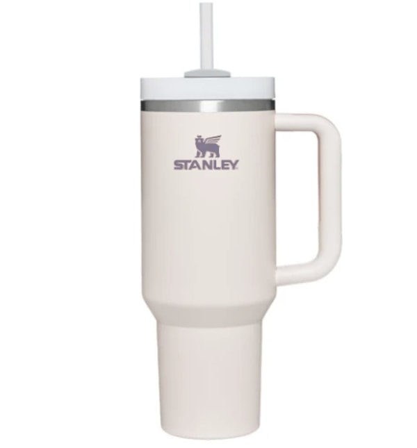 Stanley Quencher pipetli termos 1,18 L, özellikle açık pembe rengiyle görenleri kendine hayran bırakıyor.