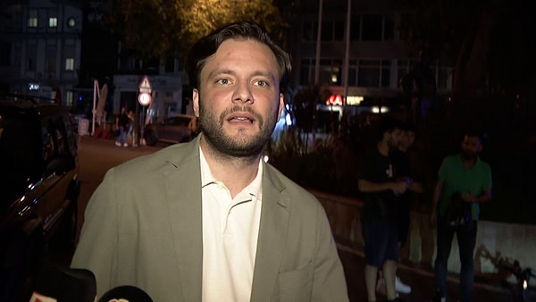 Gazetecilerin “Aranızda bir ilişki mi var?” sorusuna ise yanıt vermedi.