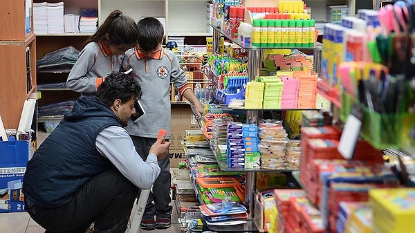 Kırtasiye ürünleri laboratuvar testleriyle inceliyor.