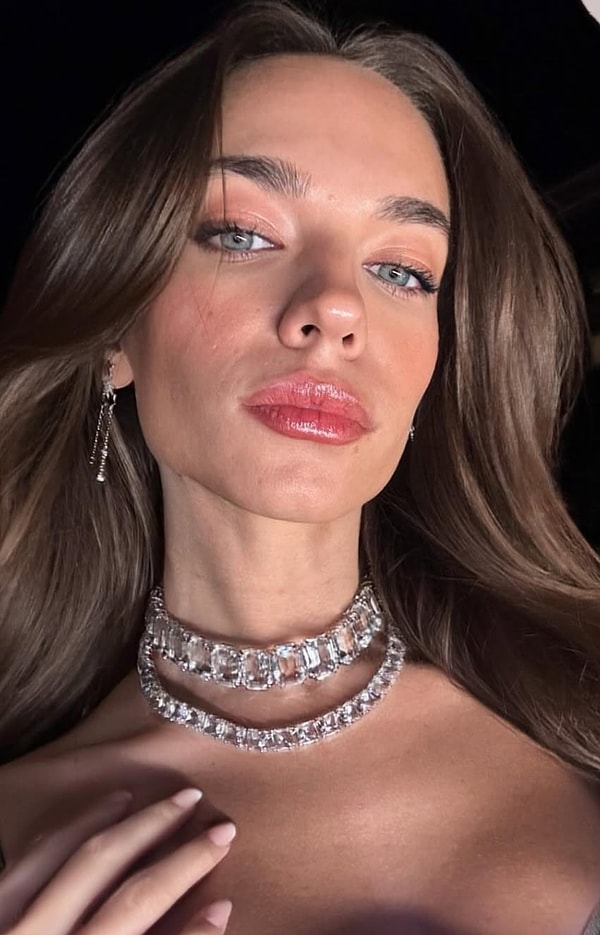 Melisa Sözen’le başrolü paylaştığı “Biz Kimden Kaçıyorduk Anne?” dizisiyle izleyiciyle buluşan Eylül Tumbar, oyunculuğuyla da adından bahsettirmişti.