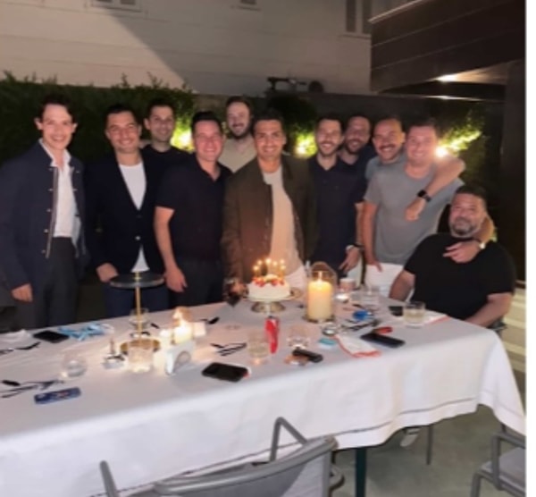 Öte yandan çiftin birlikte çekilmiş fotoğraflarını kaldırmalarına rağmen birbirlerini sosyal medyada takip etmeyi bırakmamış olmaları kafaları karıştırdı.