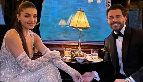 Bir dönem magazin dünyasının en çok konuşulan çiftlerinden biri olan Hande Erçel – Hakan Sabancı aşkı, romantik paylaşımları ve tatil pozlarıyla gündeme damga vurmuştu.