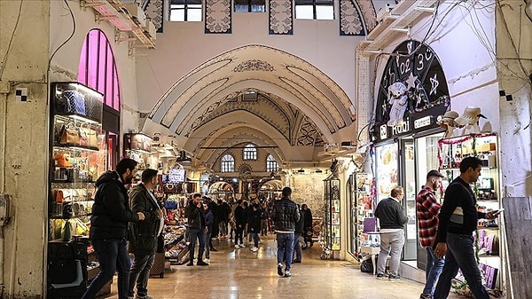 Kapalıçarşı'da dükkanlara operasyon düzenlendi.