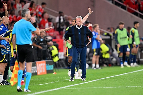 Maça Jose Mourinho'nun kıyafeti damga vurdu.