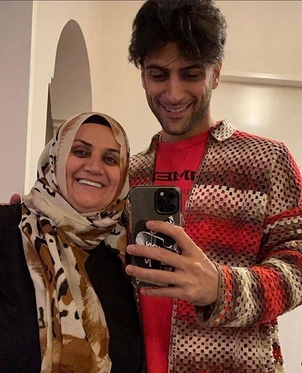 Bu süreçte Nasibe Yılmaz’ın göndermeli paylaşımları artmış, Reynmen de annesini takipten çıkararak tarafını belli etmişti.