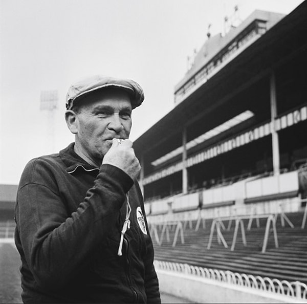 Efsanelerin efsane hocası olarak bilinen Bela Guttmann, Macar futboluna damga vurdu.