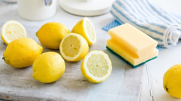 3. Limon suyu – Asidik gücüyle doğal bir beyazlatıcı.