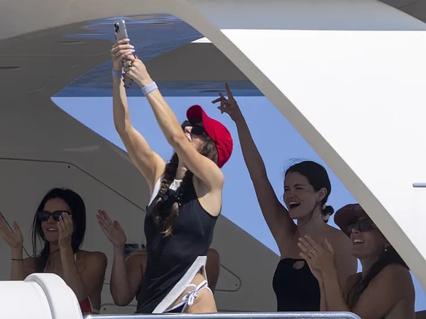 Selena Gomez geçtiğimiz günlerde yakın arkadaşlarıyla birlikte Meksika’nın popüler tatil rotalarından Cabo San Lucas’a gitmişti.