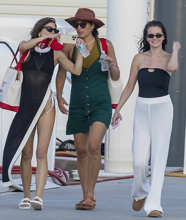 Tatilin bütün detaylarını inceleyen gerçek fanlar, tabii ki de bunun normal bir tatil olmadığını anladı ve Selena'nın bir bekarlığa veda partisinde olduğunu söyledi.