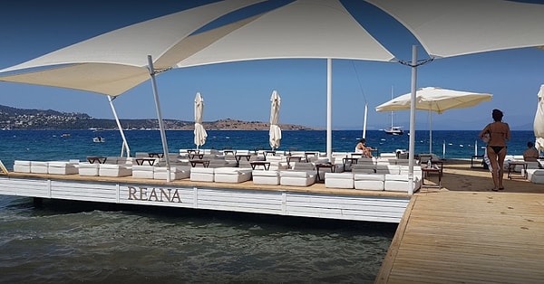 9. Reana Beach Bar