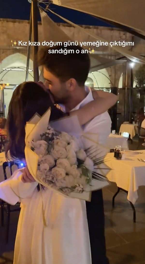 Bir TikTok kullanıcısı, kız arkadaşlarıyla dışarı çıktığında romantik mi romantik bir sürprize karşılaştı.