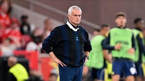 Fenerbahçe’de Jose Mourinho ile yolların ayrılmasından sonra yeni hoca arayışları devam ediyor.