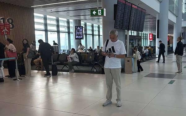 Jose Mourinho’nun üzgün ve keyifsiz olduğu görüldü.