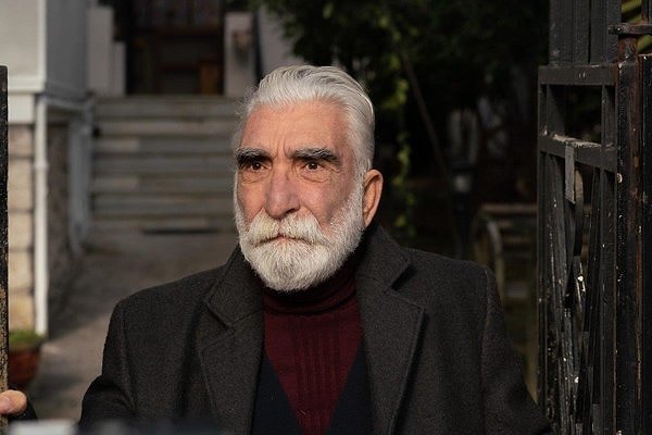 Fazilet Onat, Akasya Durağı dizisinde Osman Ağa karakteriyle tanınan oyuncu Cezmi Baskın hakkında "İfşa ediyorum" yazarak tacize uğradığını iddia etti.