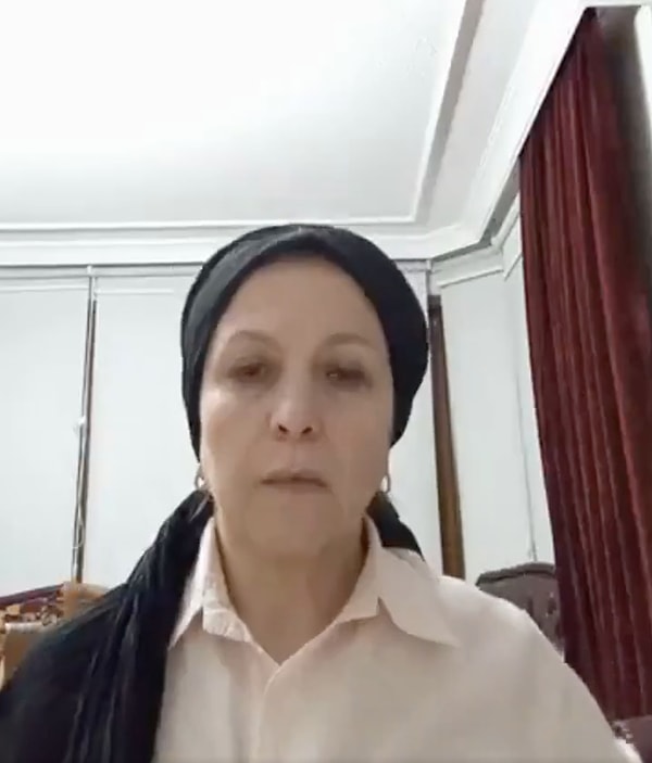 İlahiyatçı Emine Yücel "Sokak köpeklerinin toplatılması ile ilgili yasadan dolayı” başörtüsünü çıkardığını açıkladı.