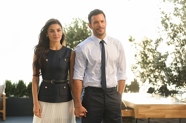Türk dizi ve film sektörünün son yıllardaki en çok sevilen çiftlerinden Hande Erçel ve Barış Arduç, üçüncü kez aynı projede buluşuyor.