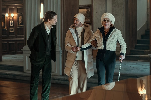 Yerli yapımlardaki başarısının yanı sıra bu sene rol aldığı Nine Perfect Strangers (Dokuz Kusursuz Yabancı) dizisiyle Aras Aydın'ın kariyerini şahlandırışına büyük bir gururla şahit olmuştuk.