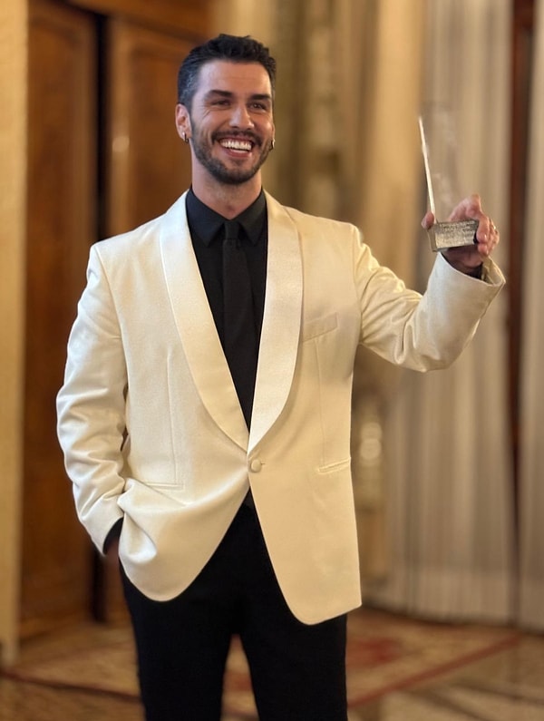 Aras Aydın, Venedik Festivali'nin Premio Kinéo Ödülleri'nde ‘Uluslararası En İyi Erkek Dizi Oyuncusu’ ödülünü aldı.