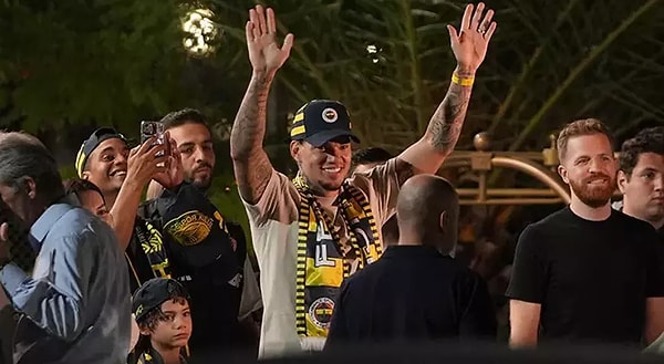 Galatasaray'ın da uzun süre peşinde koştuğu kaleci Ederson Fenerbahçe ile anlaştı. İstanbul'a gelen Ederson için City'e 11+2 milyon euro ödenecek.