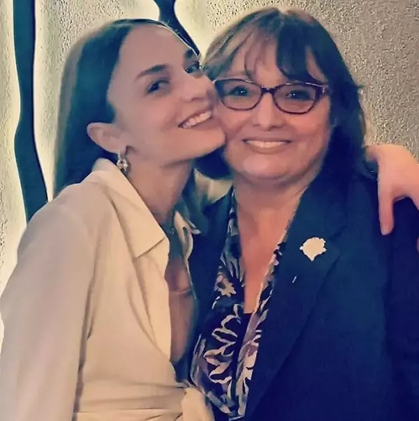 Oyuncu Nilperi Şahinkaya, annesi Meltem Vural’ın uzun süredir sürdürdüğü kanser mücadelesini kaybettiğini sosyal medyadan duyurdu.