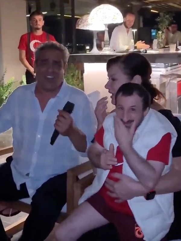 Sosyal medya dün, Köksal Baba ve Deniz Seki’nin birlikte paylaştığı görüntülerle çalkalandı. Doğum günü kutlamasından eğlenceli anlara kadar uzanan bu paylaşımlar, kısa sürede gündem oldu.
