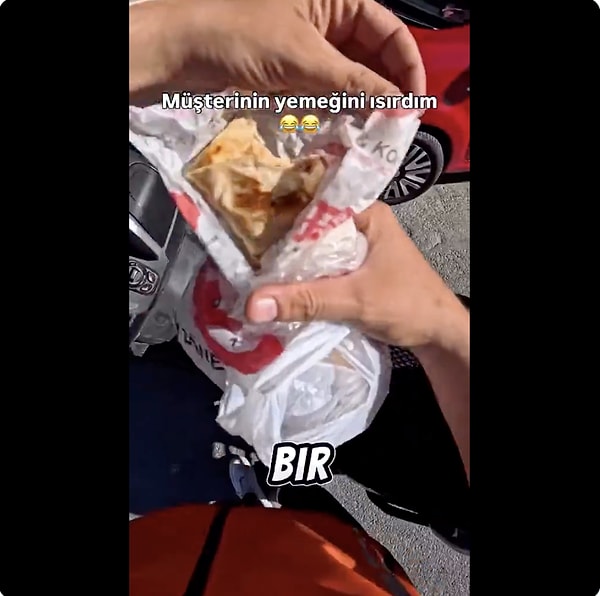 Kurye, sipariş notunda "Lütfen ısırarak getirir misiniz?" yazan sipariş notunu gösterdi ve dönerden bir ısırık aldı.
