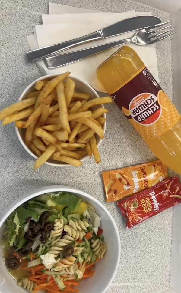 Toplamda 2.90 euro ödenen öğle yemeği bu şekilde;