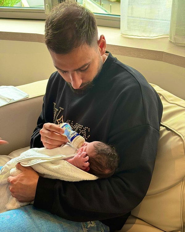 Kısa süre önce baba olan Donnarumma bebeğiyle olan fotoğraflarını sosyal medyada paylaşıyor.