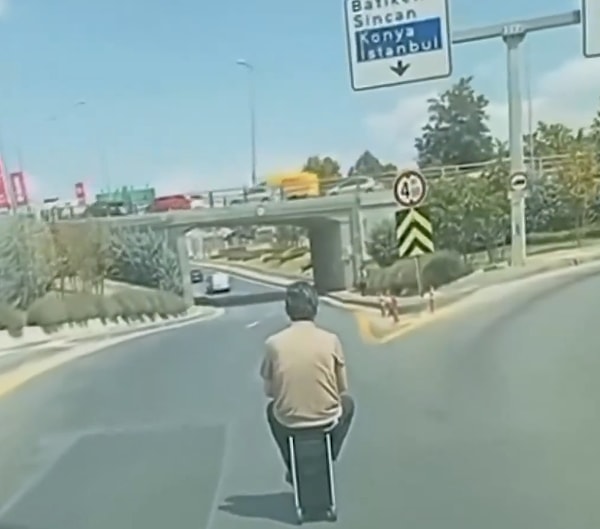 Elektrikli valiz ile can güvenliğini riske atarak trafiğe karışan adama sosyal medyadan yorumlar da gecikmedi!