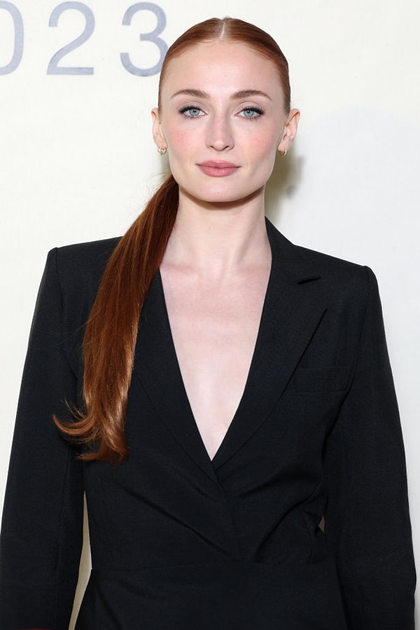 Sophie Turner’ı hepimiz Game of Thrones’taki Sansa Stark rolünden tanıyoruz.