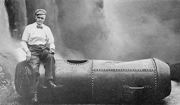 Niagara Şelalesi’nden Fıçıyla Atladı, Muz Kabuğuna Yenildi