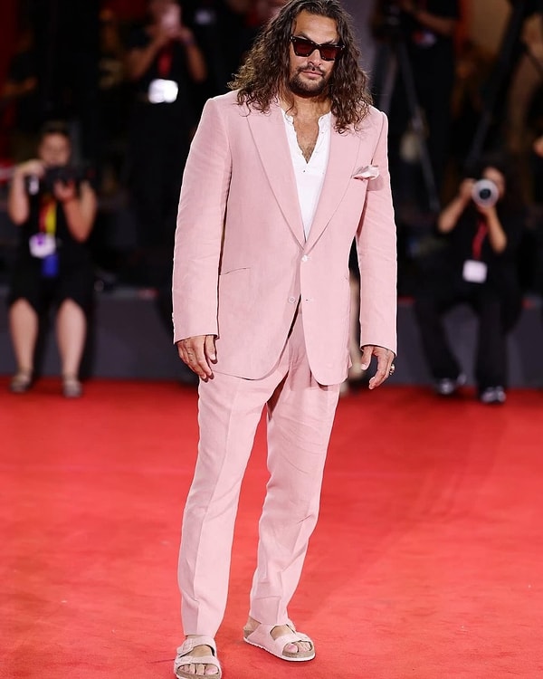 Aquaman ve Game of Thrones gibi yapımlardan tanıdığımız Jason Momoa, şu sıralar yeni filmi için Venedik Film Festivali’ne katıldı.
