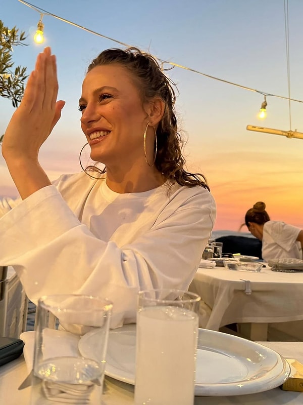 Serenay Sarıkaya, her yaz olduğu gibi bu yaz da takipçilerini fotoğraflara doydu ve bu pozlarla yaza veda etti: