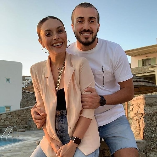 Başarılı oyunculuğu kadar özel hayatıyla da magazin gündeminden düşmeyen Ezgi Mola, geçtiğimiz aylarda işletmeci eşi Mustafa Aksakallı ile evliliğini noktalamıştı.