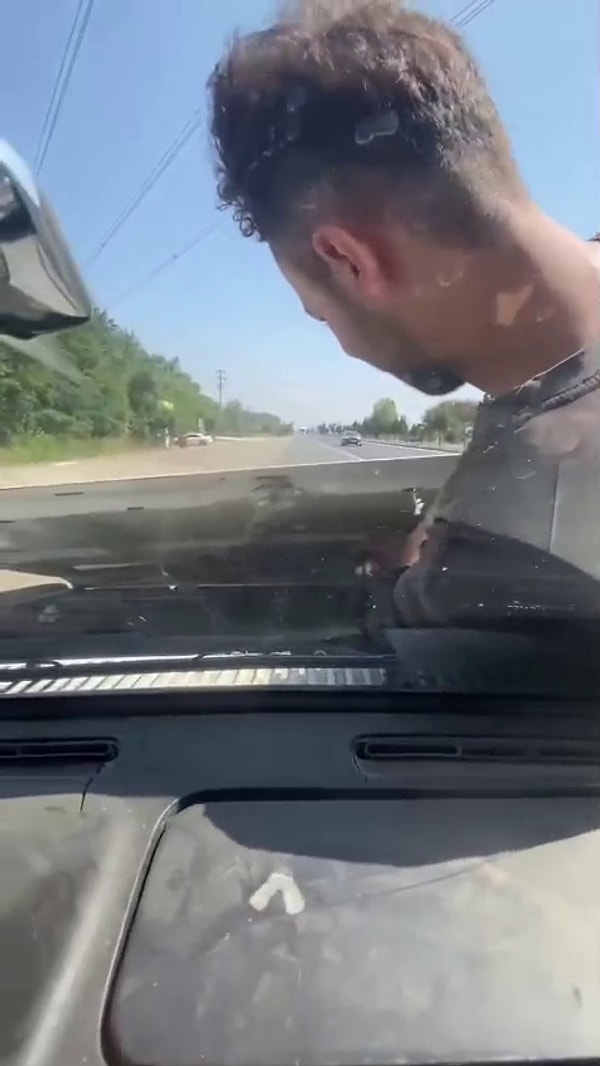 Araçtan gelen sesi bulması için ustayı motora bindirdi.