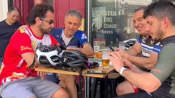 Luis Enrique, bisiklet tutkusu ile biliniyor.
