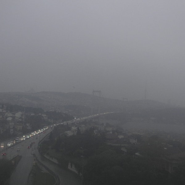 İstanbul'da bugün serin ve yağışlı hava etkili.