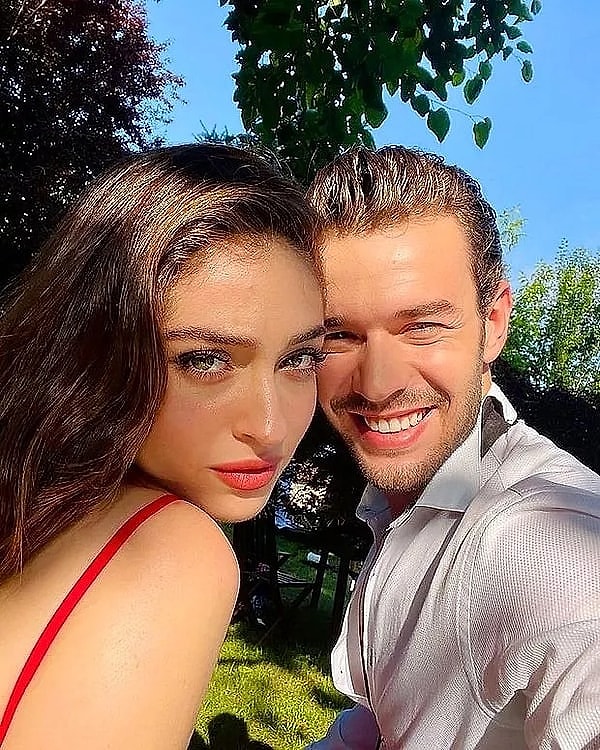 "Leyla" dizisinde fırtınalar estiren Cemre Baysel ve ta Baht Oyunu dizisi zamanında aşk yaşamaya başladığı meslektaşı Aytaç Şaşmaz bu yazı çıkaramayanlardan oldu.