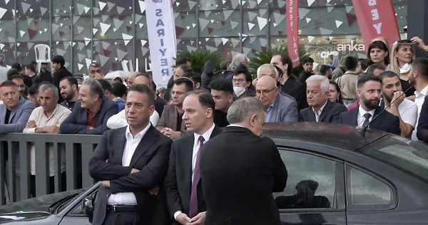 Kayyum Gürsel Tekin’in CHP İstanbul İl Başkanlığı’na geleceğini açıklamasının ardından CHP’li vekiller nöbete başladı.