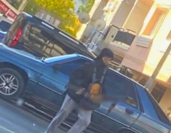İzmir’deki saldırıda hayatını kaybeden şehit polisin üzerine Türk bayrağı örtüldü.
