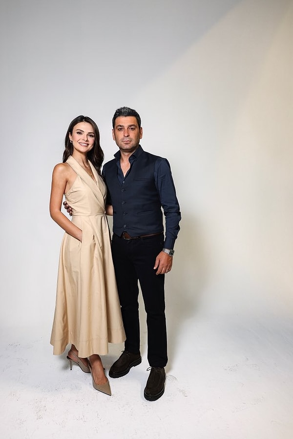 İkilinin birbirine yakın pozları hayranları heyecanlandırırken, afişin bir detayı ise gündemden düşmedi: Ozan Akbaba’nın gözündeki sürme! 🥲