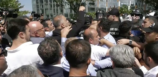CHP İstanbul İl Başkanlığı'nda arbede yaşandı.