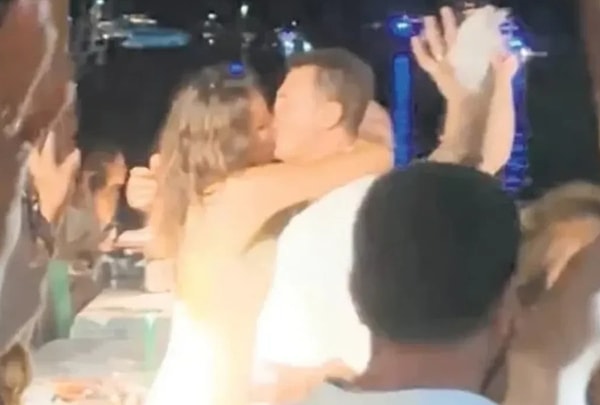 Tüm bu tartışmalar devam ederken Güzide Duran geçtiğimiz günlerde Marmaris’te bir gece kulübünde Fikret Orman’la öpüşürken görüntülendi.